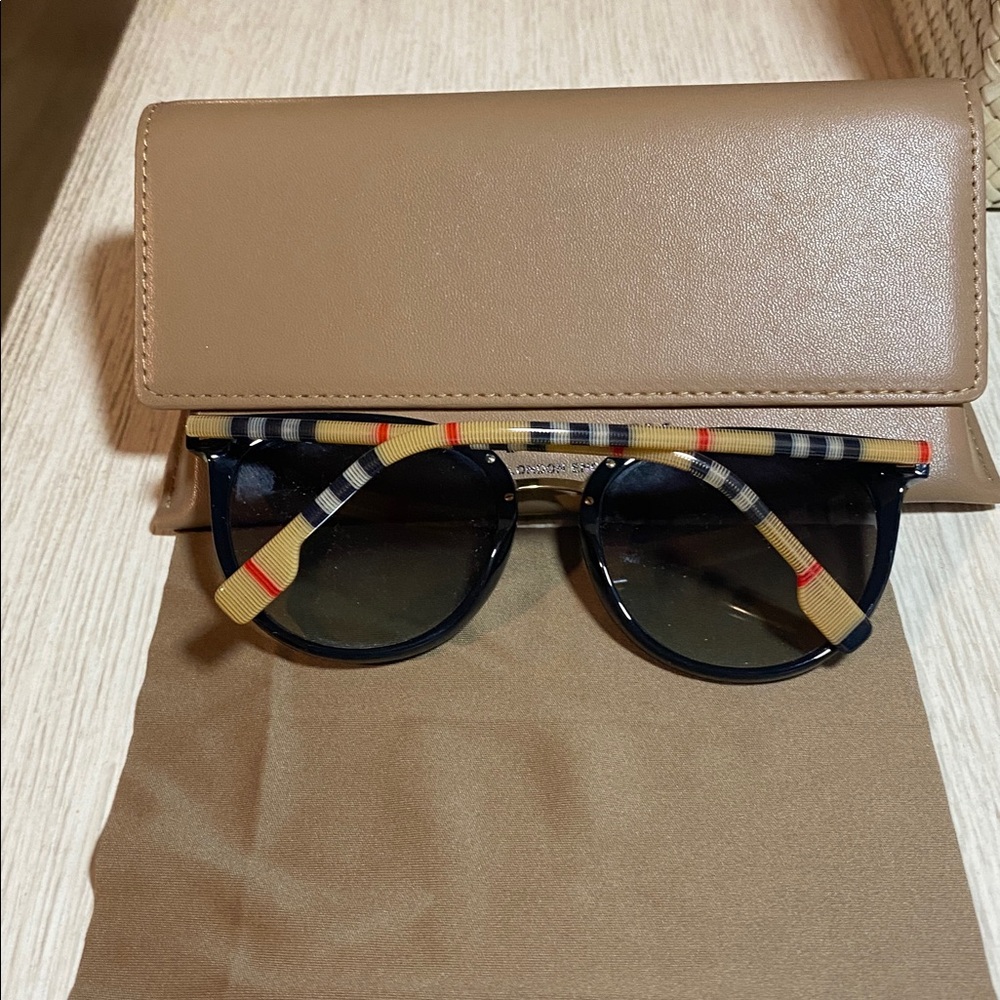 Burberry Black Sunglasses with Tan Case - Picture 2 of 3